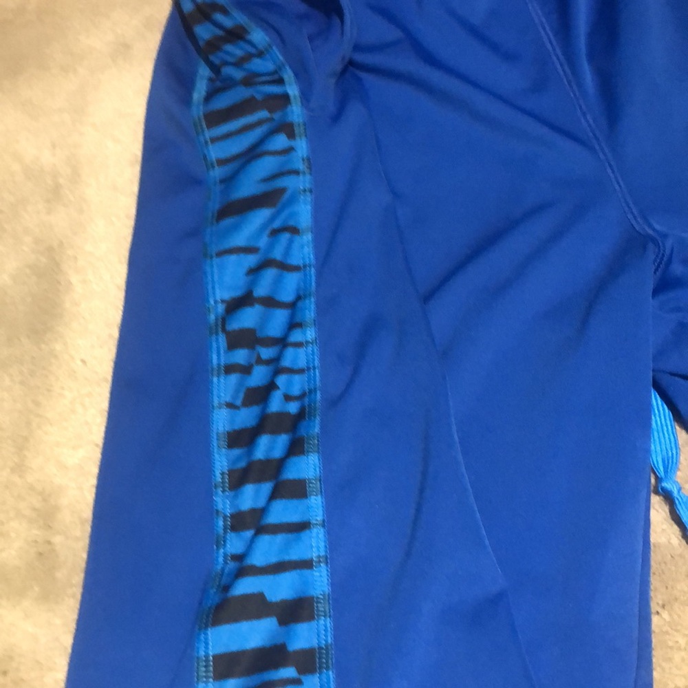 Nike lacrosse athletic shorts. The elastic waist band needs to be sewn down - Picture 3 of 7
